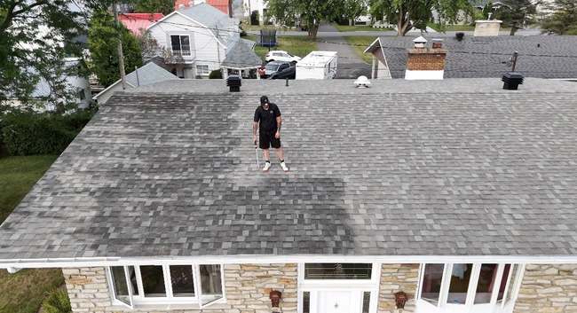 Technicien Nano Solutions en intervention sur une toiture